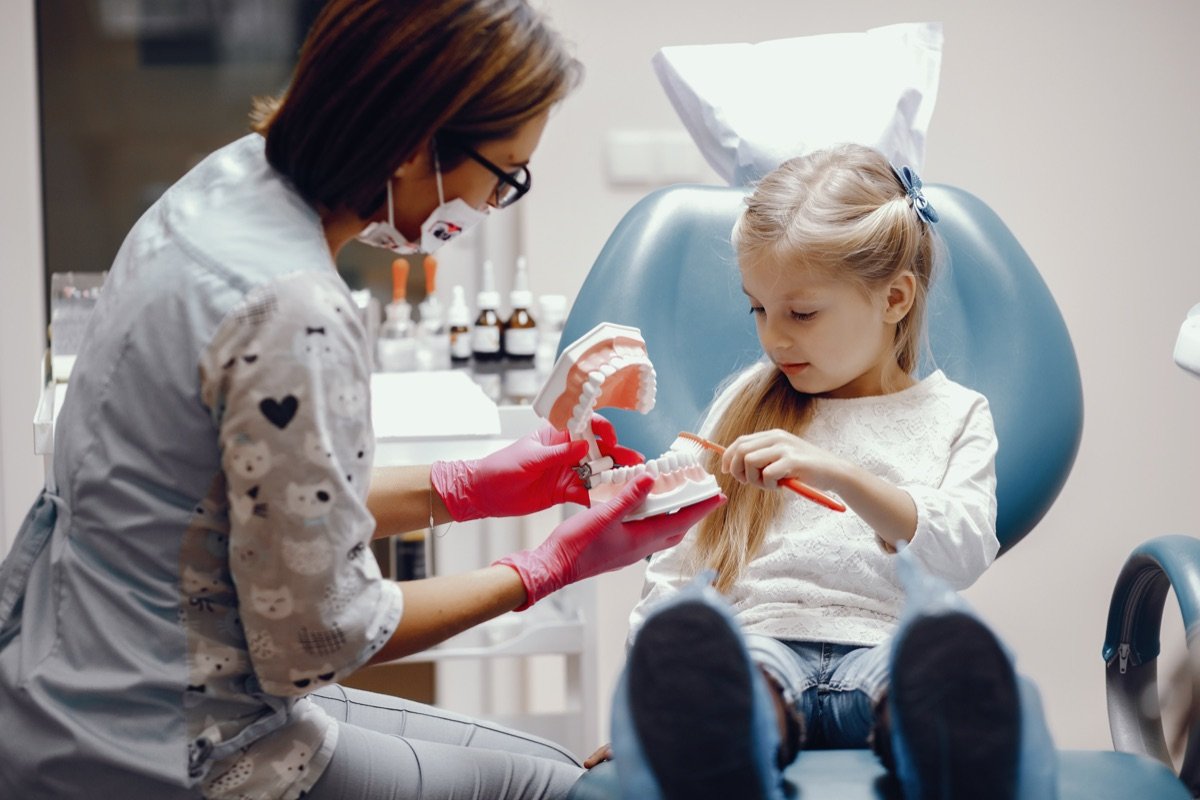 Atendimento odontopediátrico com orientação de higiene bucal